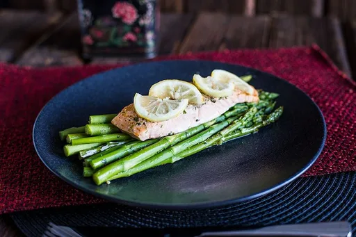 Espárragos verdes con salmón en papillote