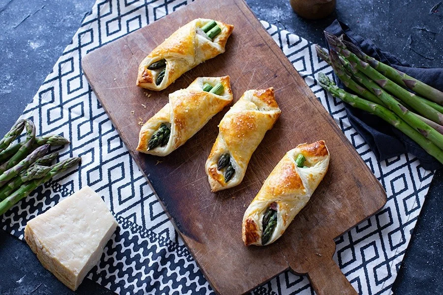 Blätterteig Taschen Rezept mit grünem Spargel