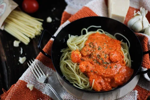Espaguetis con salsa de pimiento salteado