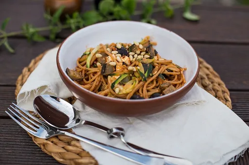 Receta de zoodles de calabacín con berenjena, aceitunas y piñones