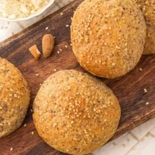 Panecillos de levadura con harina de almendra (sin gluten, sin lácteos, bajos en hidratos de carbono)
