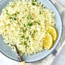 Arroz de coliflor con cilantro (sin gluten, vegano)