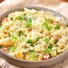 Einfacher glutenfreier gebratener Reis ohne Milchprodukte