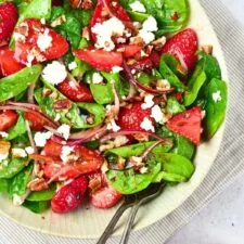 Ensalada de fresas, espinacas y queso feta (sin gluten)