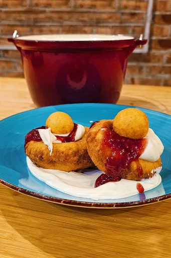 Papanași (Romanian doughnuts)