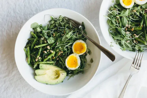 Ensalada de desayuno con rúcula, espárragos y aguacate