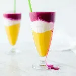 Batido de mango, coco y fruta del dragón