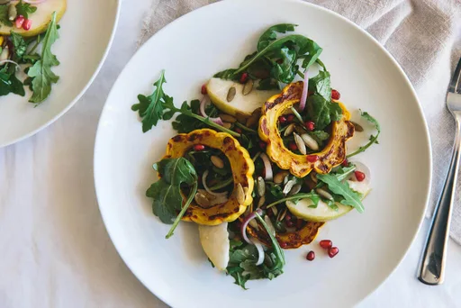 Ensalada de calabacín delicata asado, pera y granada