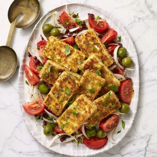 Ensalada de tomate y cebolla con tofu crujiente