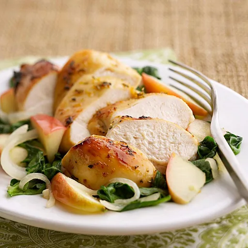 Pollo glaseado a la manzana con espinacas