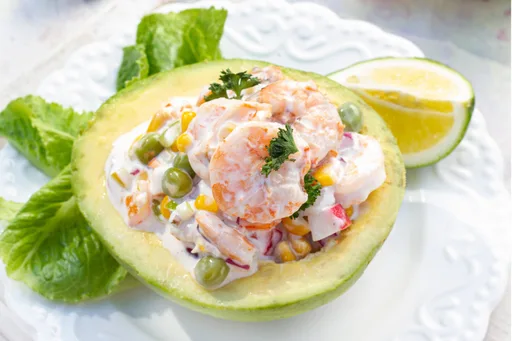 Palta rellena de camarones peruana