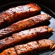 Salmón glaseado al bourbon con azúcar moreno
