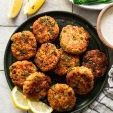 Fresh Salmon Cakes with Quick Garlic Aioli