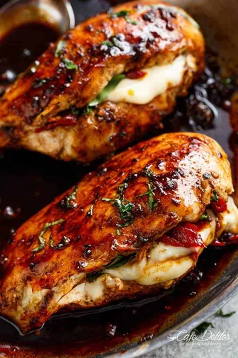 Pollo balsámico relleno estilo caprese