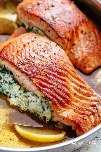 Salmón relleno de espinacas cremosas
