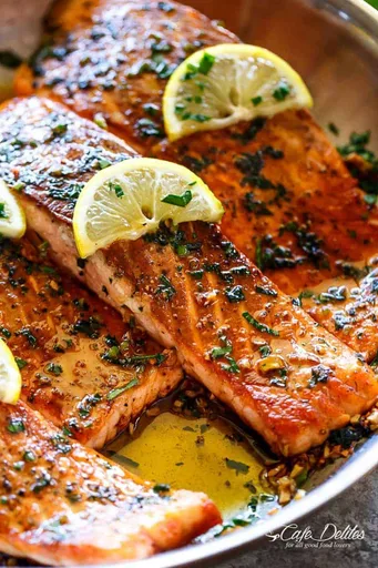 Salmón a la Plancha con Salsa de Mantequilla, Limón y Ajo