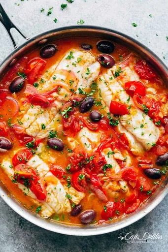 Pescado a la plancha con tomates y aceitunas
