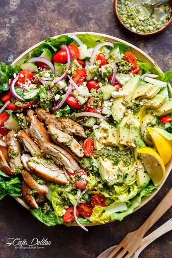Ensalada de aguacate y pollo a la parrilla al pesto