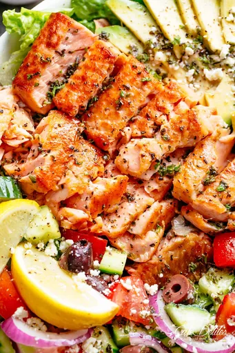 Ensalada de aguacate y salmón