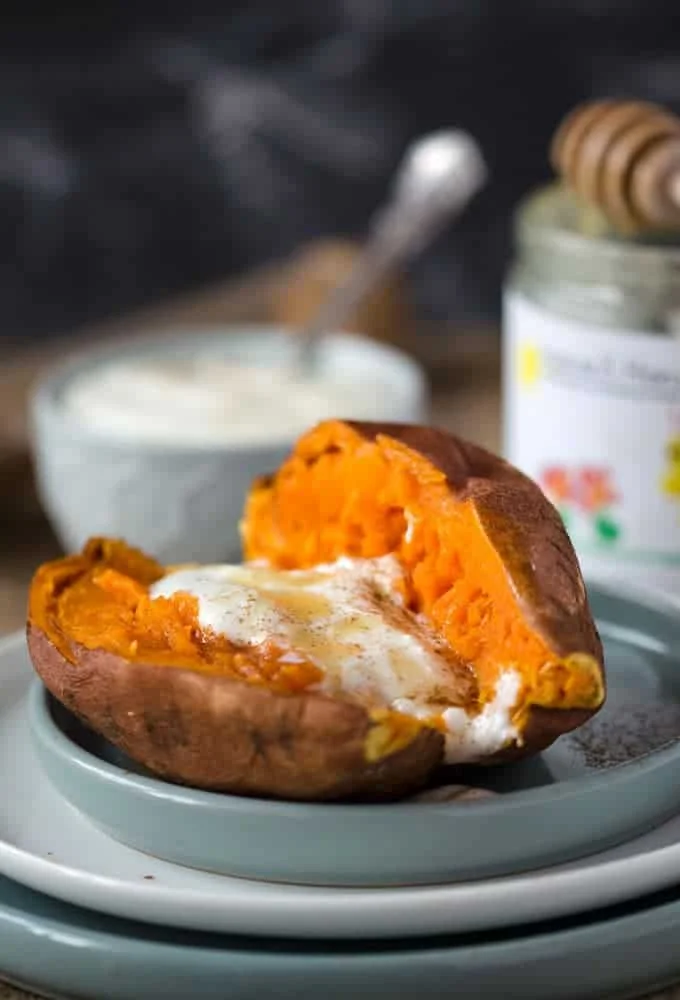 10 Minuten Süßkartoffel mit veganem Jogurt, Agavendicksaft und Zimt