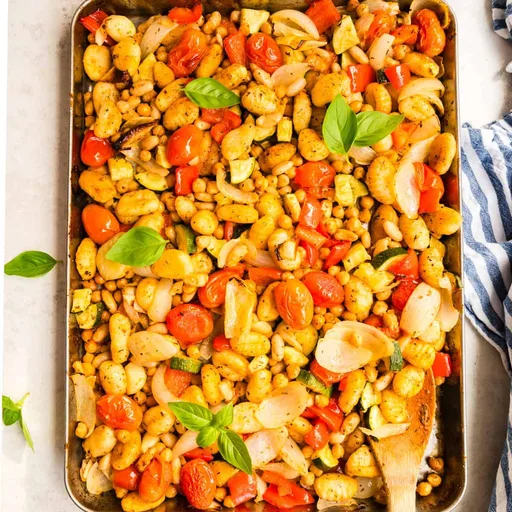 Gnocchis et légumes au four sur une plaque – rapides et faciles