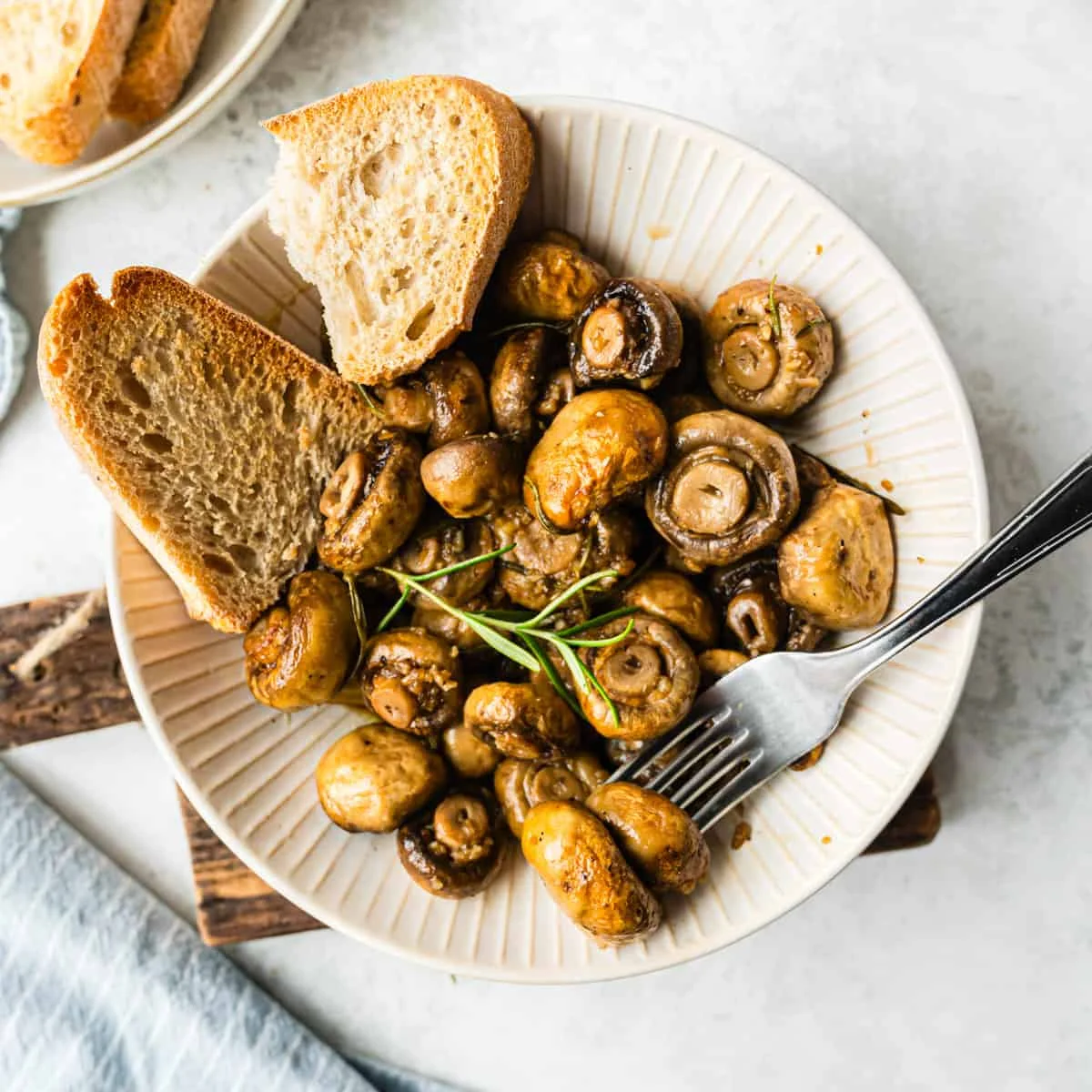 Gebackene Champignons mit Knoblauch und Rosmarin aus der Heißluftfritteuse