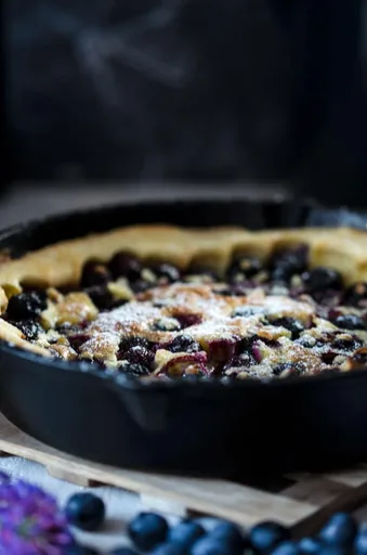 Dutch-Baby aus Dinkelmehl mit Vanille und Heidelbeeren
