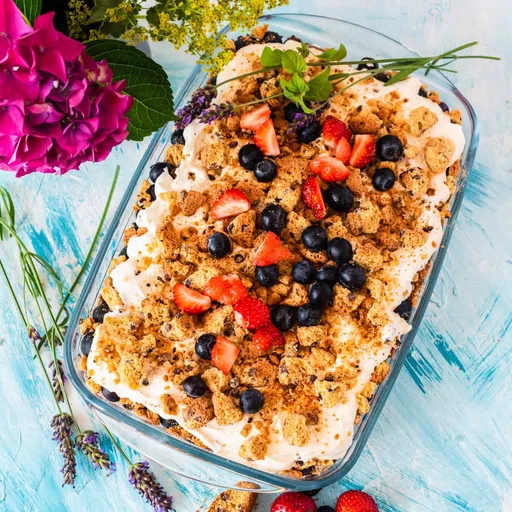 Sommerlich leichtes Schichtdessert mit Erdbeeren und Blaubeeren