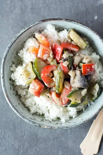 Gemüsepfanne mit veganer Frischkäsesauce und Reis