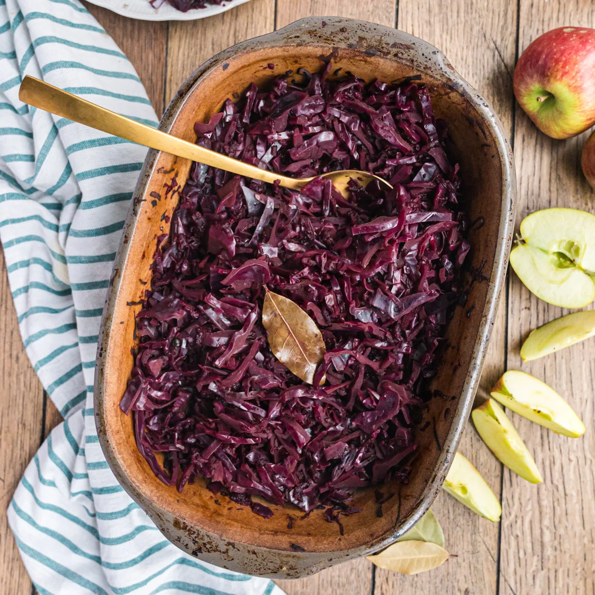 Geschmorter Apfelrotkohl aus dem Backofen