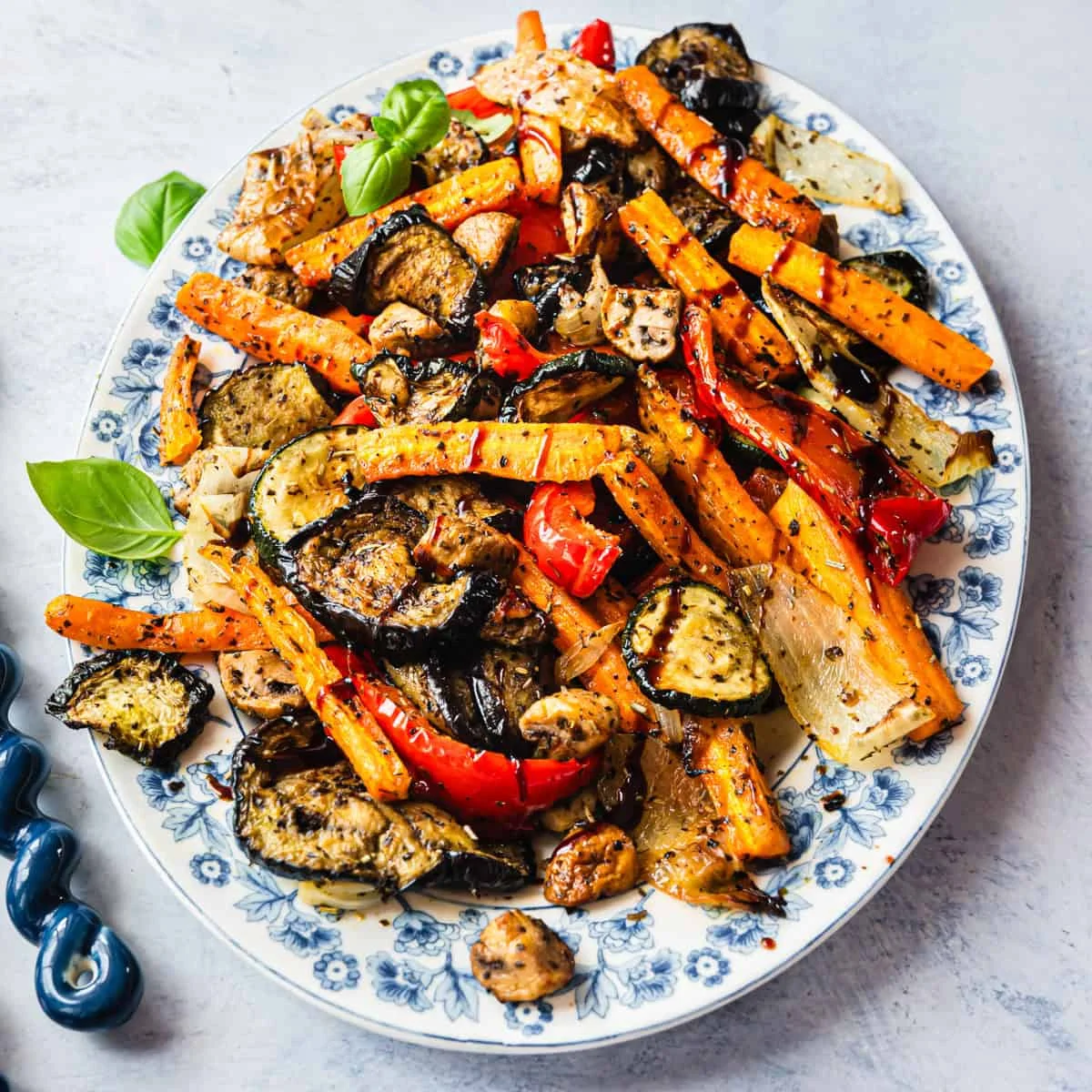 Leckere italienische Antipasti vom Blech
