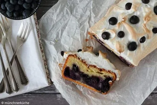 Blueberry and quark cake with meringue