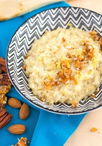 Quinoa cocinada en leche vegetal con cobertura de caramelo