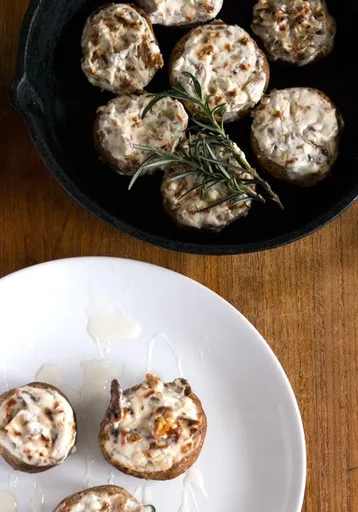 Champiñones rellenados con queso de cabra fresco