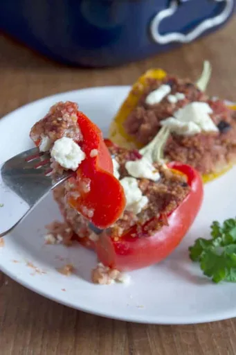 Pimientos rellenos de cuscús de berenjena y feta vegano