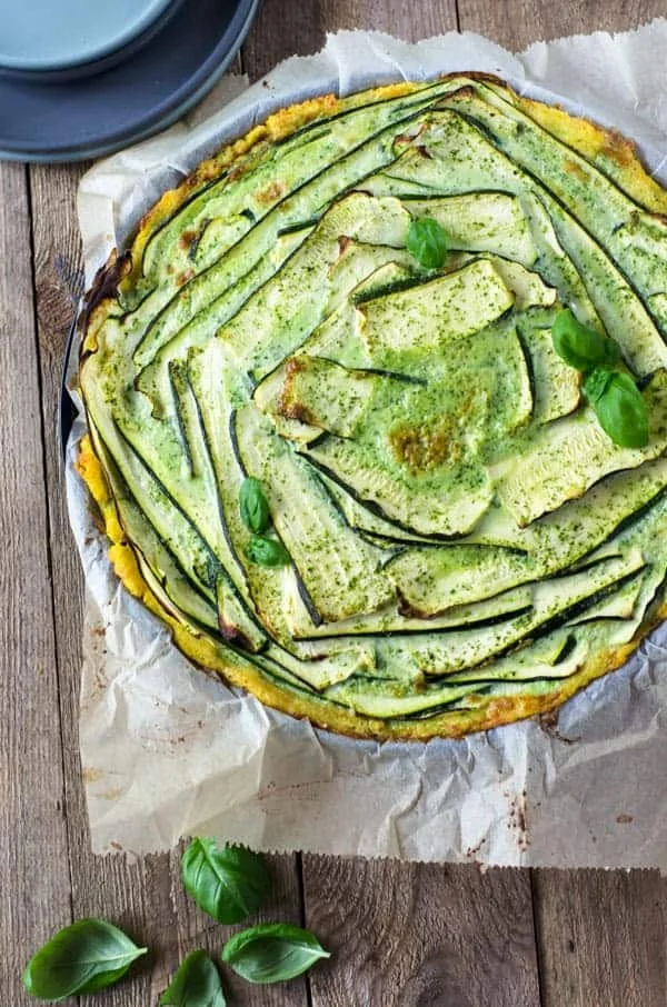 Quiche de calabacín con crema de albahaca