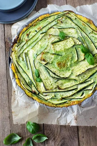 Zucchini Quiche mit Basilikumcreme