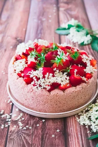 Charlotte aux fraises et fleurs de sureau