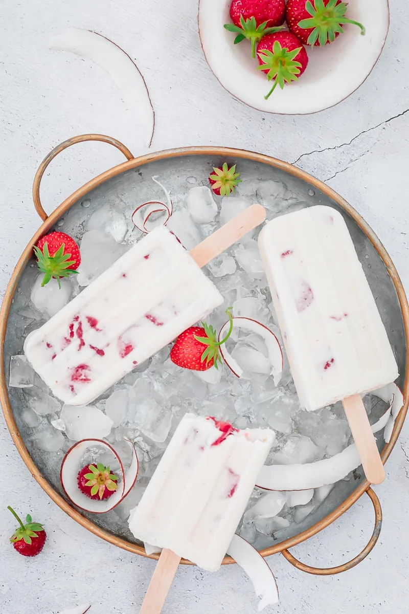 Esquimaux au yaourt glacé à la noix de coco et aux fraises