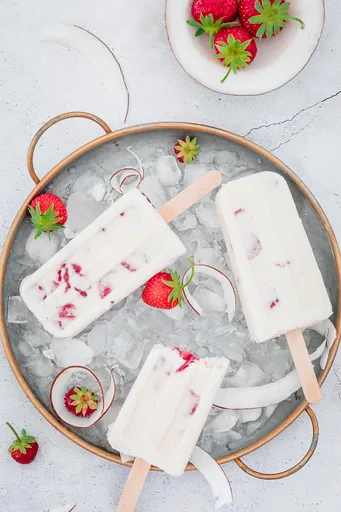 Esquimaux au yaourt glacé à la noix de coco et aux fraises