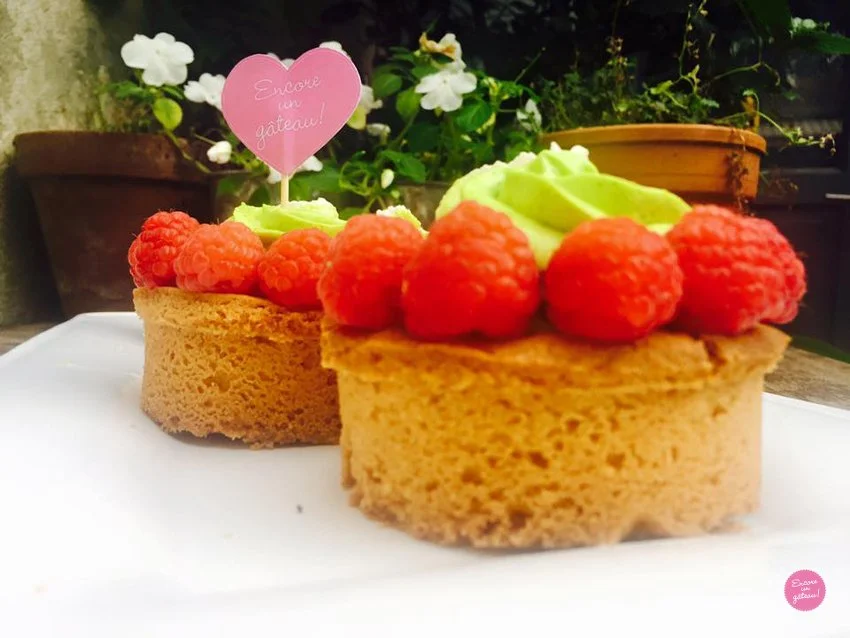 Galletas bretonas con frambuesas y pistacho