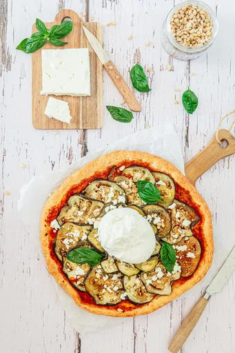 Tarta hojaldrada salada de berenjenas