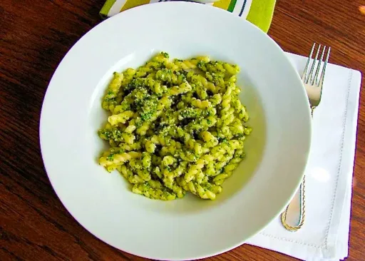 Pasta con rúcula y pesto de nueces al estilo italiano