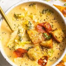 Sopa de Brócoli y Cheddar con Picatostes de Masa Madre