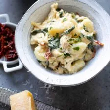 Ñoquis cremosos de pollo a la parmesana