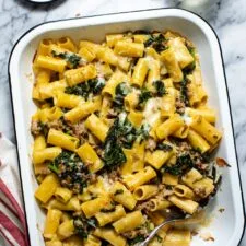 Rigatoni cremoso con salchicha y col rizada