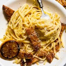 Pasta con pollo a la mantequilla y limón