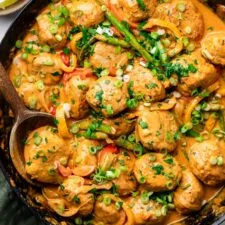 Albóndigas de albahaca y jengibre en salsa de curry rojo al coco