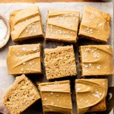 Pastel húmedo de plátano y crema de cacahuete con glaseado de caramelo