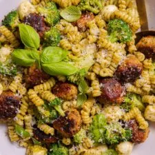 Pasta al pesto con albóndigas de pavo